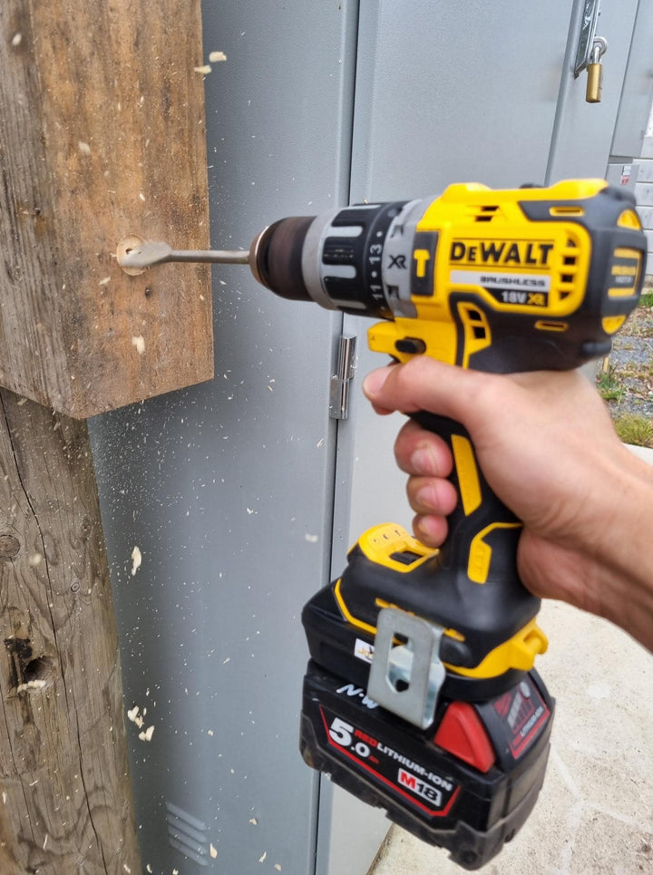 Adapter for DeWalt 18v Tools to MILWAUKEE 18v battery.